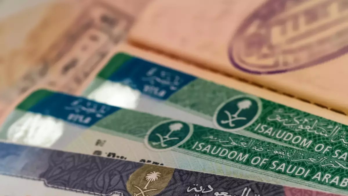 لم تعد بحاجة لإجازة من العمل لتجديد زيارة والدتك.. الجوازات السعودية تحقق 83% تسريعاً في الخدمات