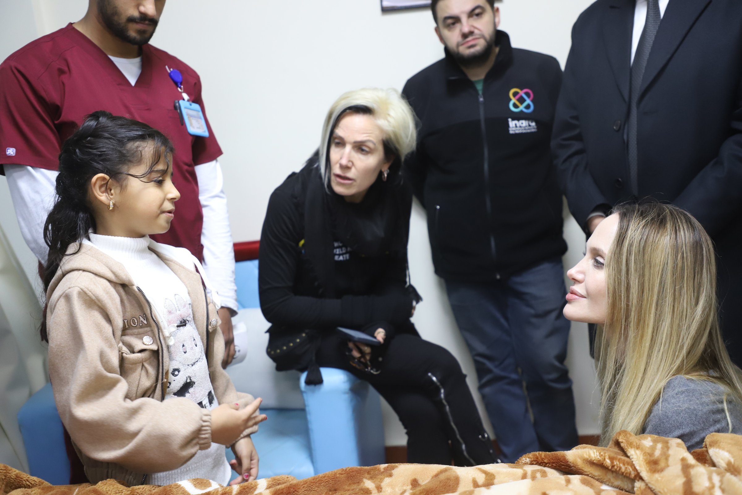 الجلوس علي الارض والاستماع الي طفله من غزه 