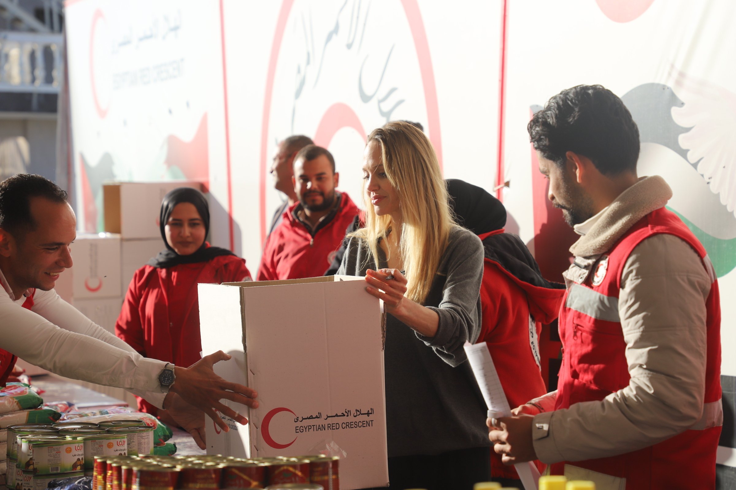 تقوم بمساعده المتطوعين وتعبئة المواد الغذائية 