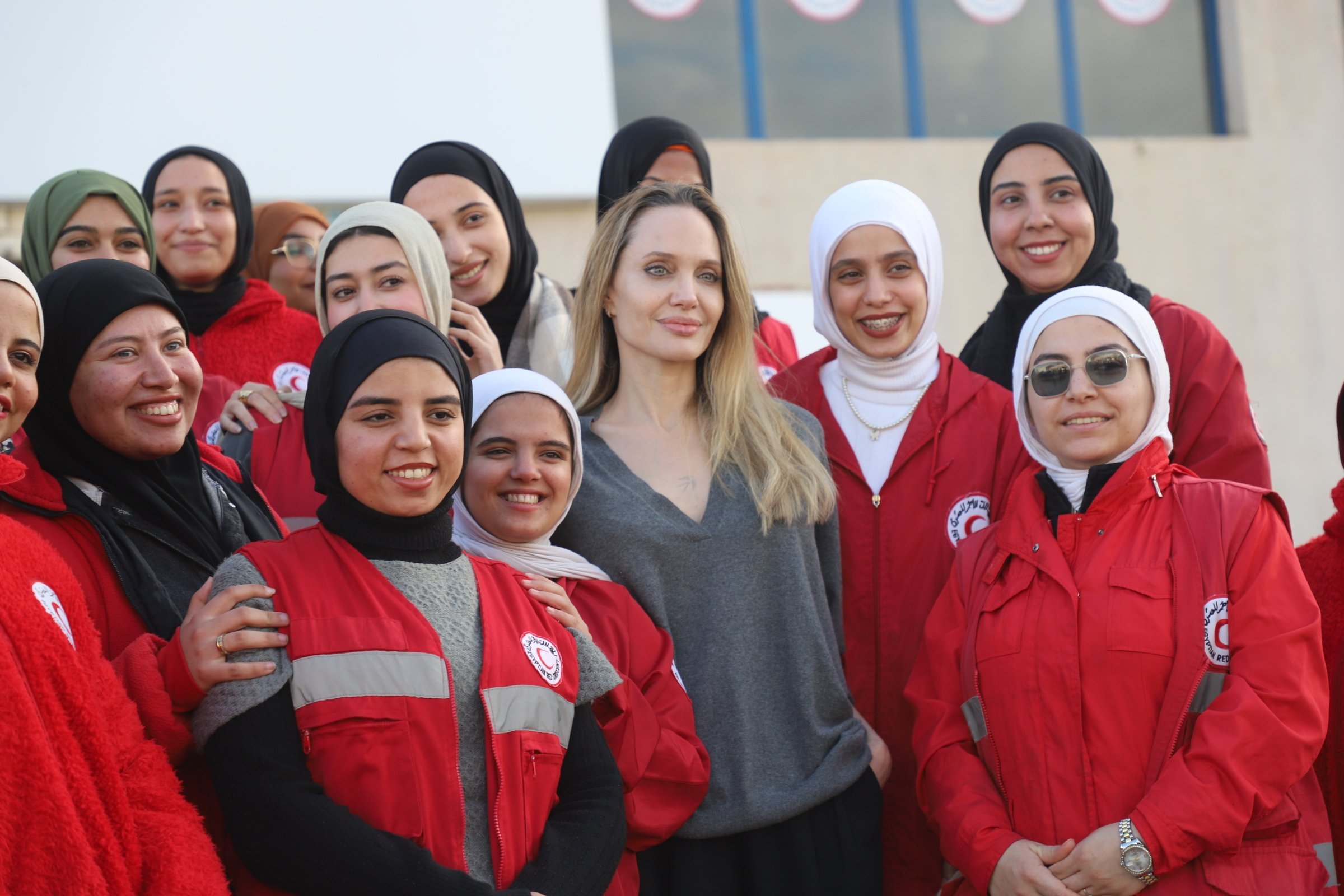 انجلينا برفقه متطوعات الهلال 