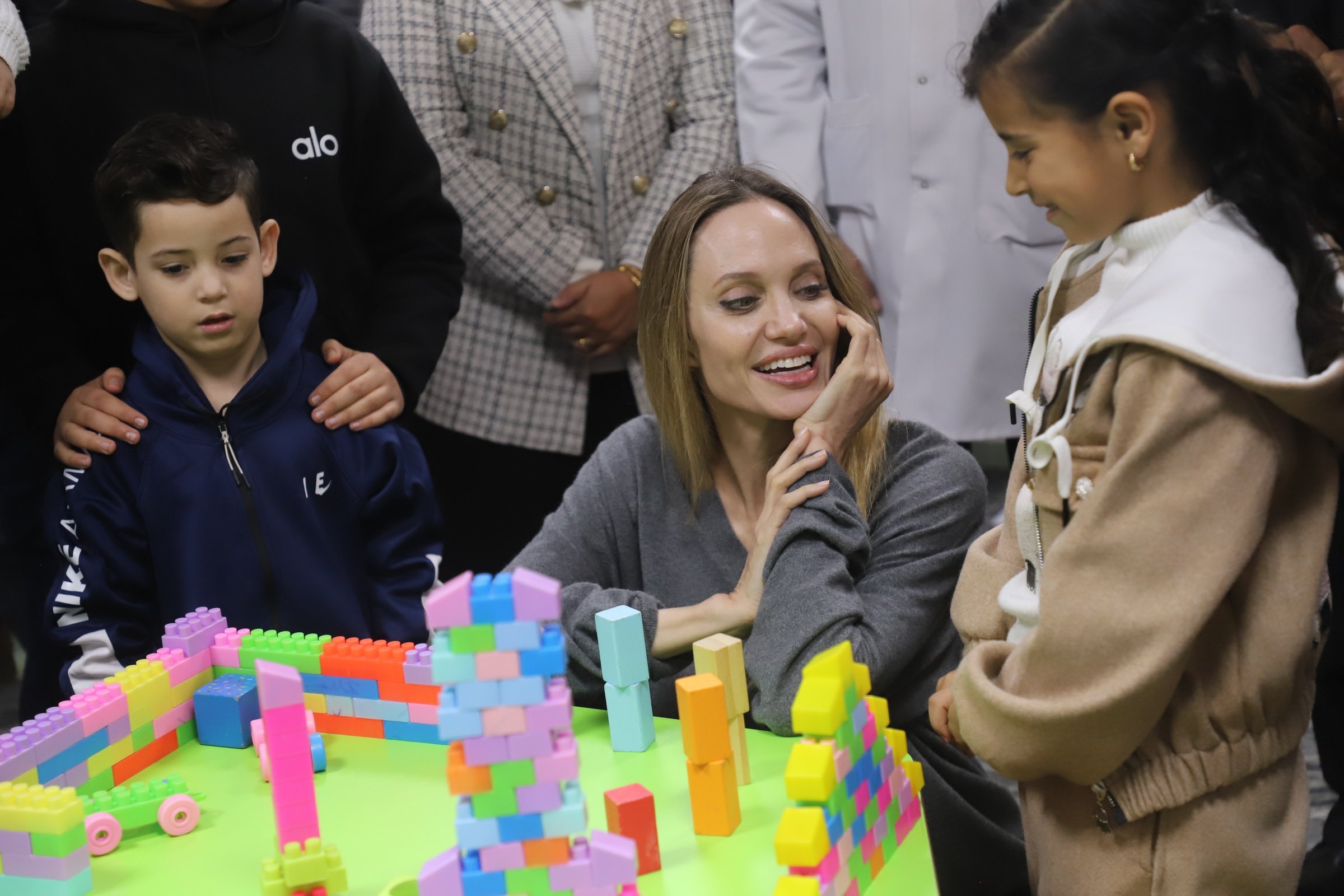 اللعب مع اطفال غزه في غرفه التاهيل النفسي 