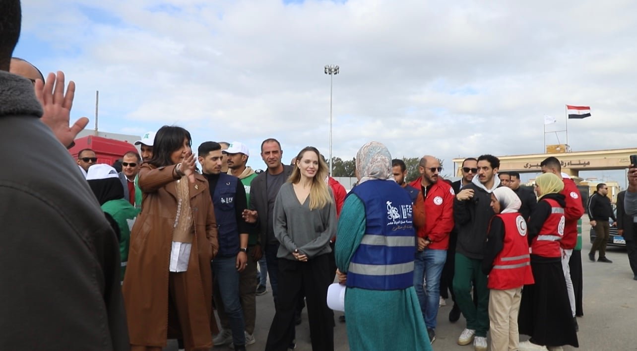 لقاء من متطوعي المساعدات امام معبر رفح 