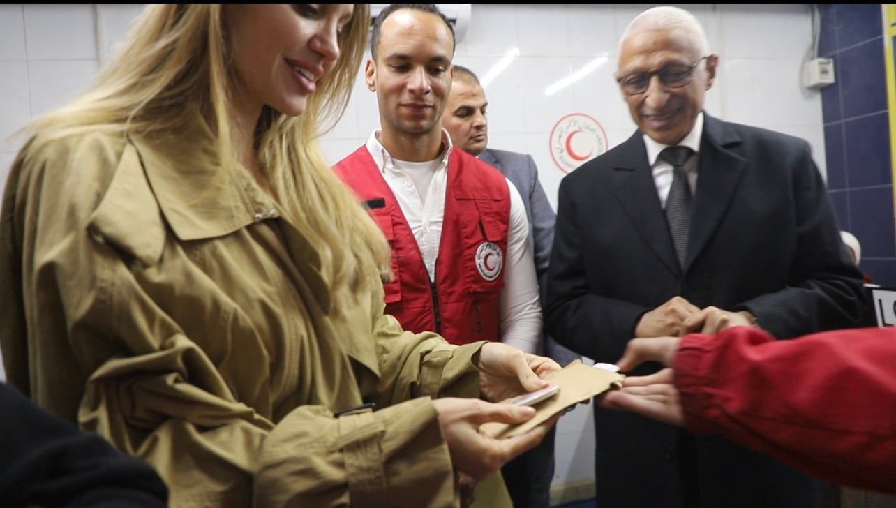 فتاه تهدي انجلينا قلاده التطوع  (1)