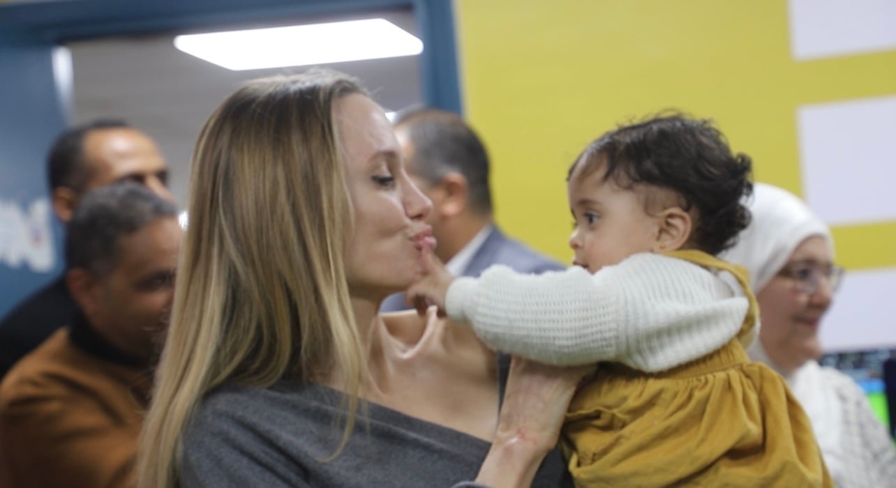 الطفله شمس التي خطفت قلب انجلينا 