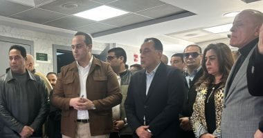 الخدمة كويسة ولا فى شكوى؟.. مدبولى يطمئن على مرضى الأورام فى مستشفى الكرنك