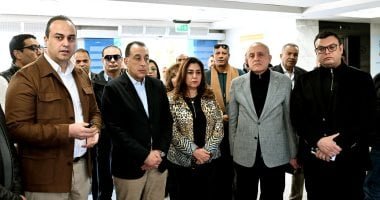 رئيس الوزراء يلتقط صورة تذكارية مع طلبة مدرسة التمريض بمستشفى الكرنك بالأقصر