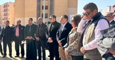 رئيس الوزراء يسلم عقود الوحدات السكنية بمشروع 30 عمارة سكنية بمدينة الطود
