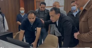 هات كده حالة ورينى النظام.. مدبولى يستعرض منظومة المرضى بمجمع الأقصر الطبى