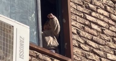 صغيرة بالأقصر تستقبل رئيس الوزراء من شباك منزلها بهتافات: تحيا مصر يحيا السيسى