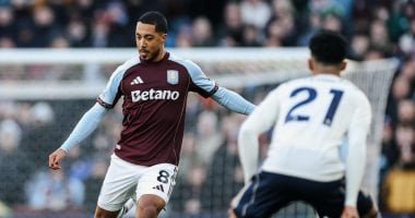 أستون فيلا وصيفا للدوري الإنجليزي مؤقتا بثلاثية أمام نوتينجهام فورست.. فيديو