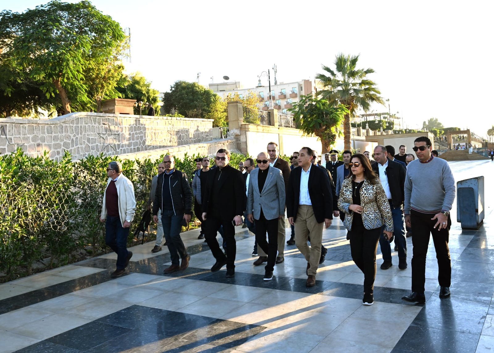 رئيس الوزراء يتفقد أعمال تطوير كورنيش النيل بالأقصر (4)