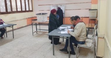 النساء يسيطرن على المشهد فى اليوم الثانى من انتخابات النواب بالوراق.. صور