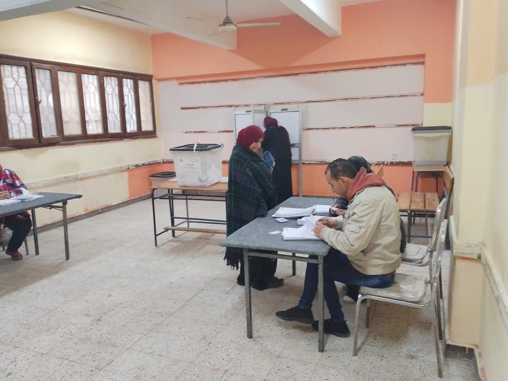 مشاركة السيدات وكبار السن في انتخابات النواب بالوراق واوسيم مشاركة السيدات وكبار السن في انتخابات النواب بالوراق واوسيم