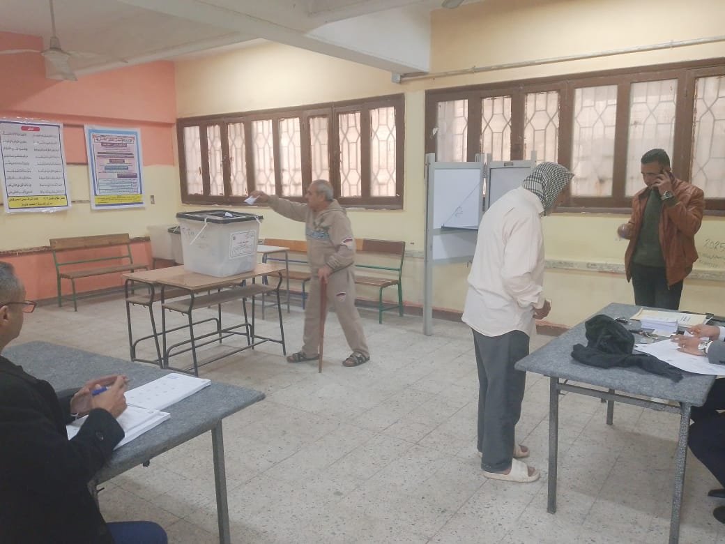 كبار السن يدلون بأصواتهم في انتخابات مجلس النواب