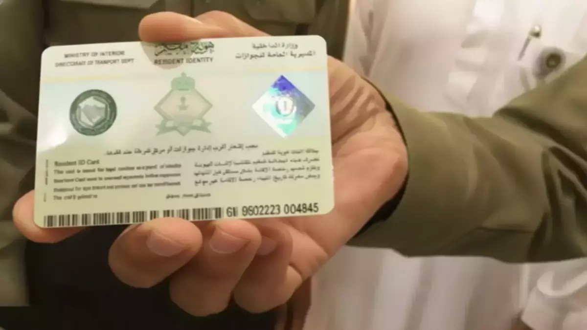 آخر فرصة قبل أن تصبح إجبارية.. الجوازات السعودية تكشف: 13 مليون مقيم يوفرون 4 أيام بـ600 ريال فقط