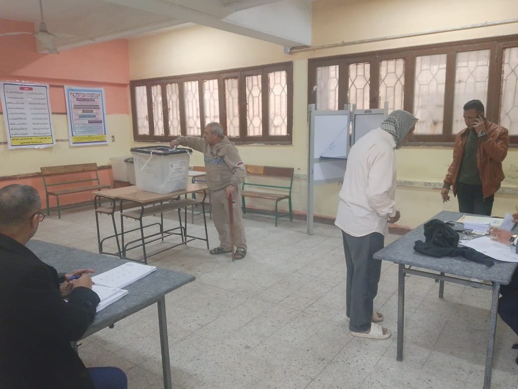 كبار السن يشاركون في أخر أيام انتخابات النواب بالوراق كبار السن يشاركون في أخر أيام انتخابات النواب بالوراق