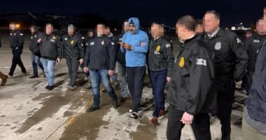 تهنئة بالعام الجديد.. ماذا قال مادورو لعملاء أمريكا أثناء اقتياده إلى السجن؟