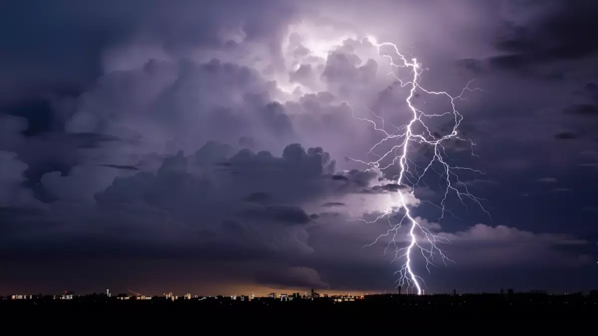 عاجل: عاصفة القرن تشل السعودية... 8 مناطق تحت الإنذار الأحمر ومئات الرحلات ملغاة!