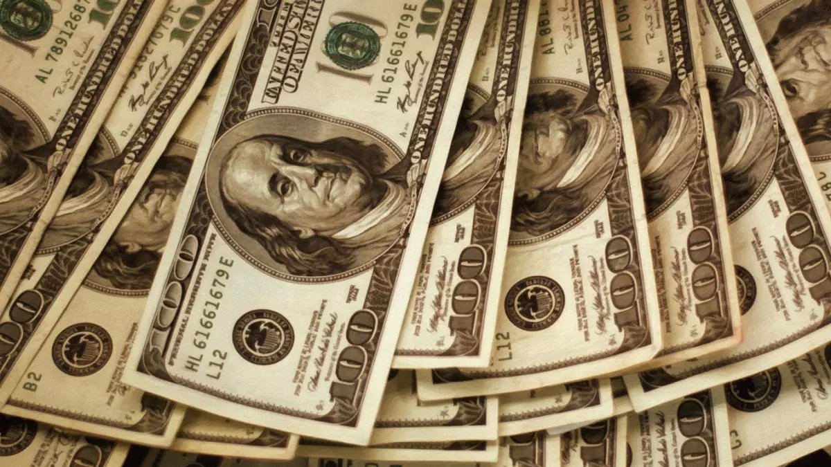 عاجل: أسعار الدولار تصدم المصريين اليوم... البنوك تتلاعب بـ47 جنيه والفرق 200 قرش!