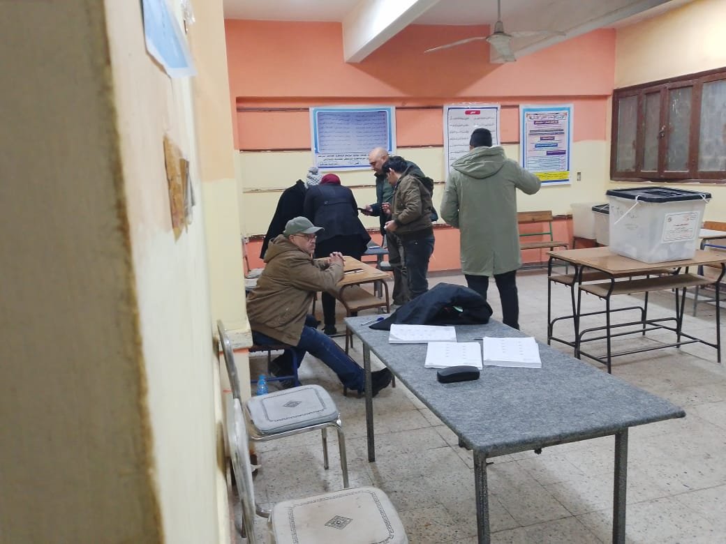 استمرار توافد الناخبين على صناديق الاقتراع في الوراق (1)