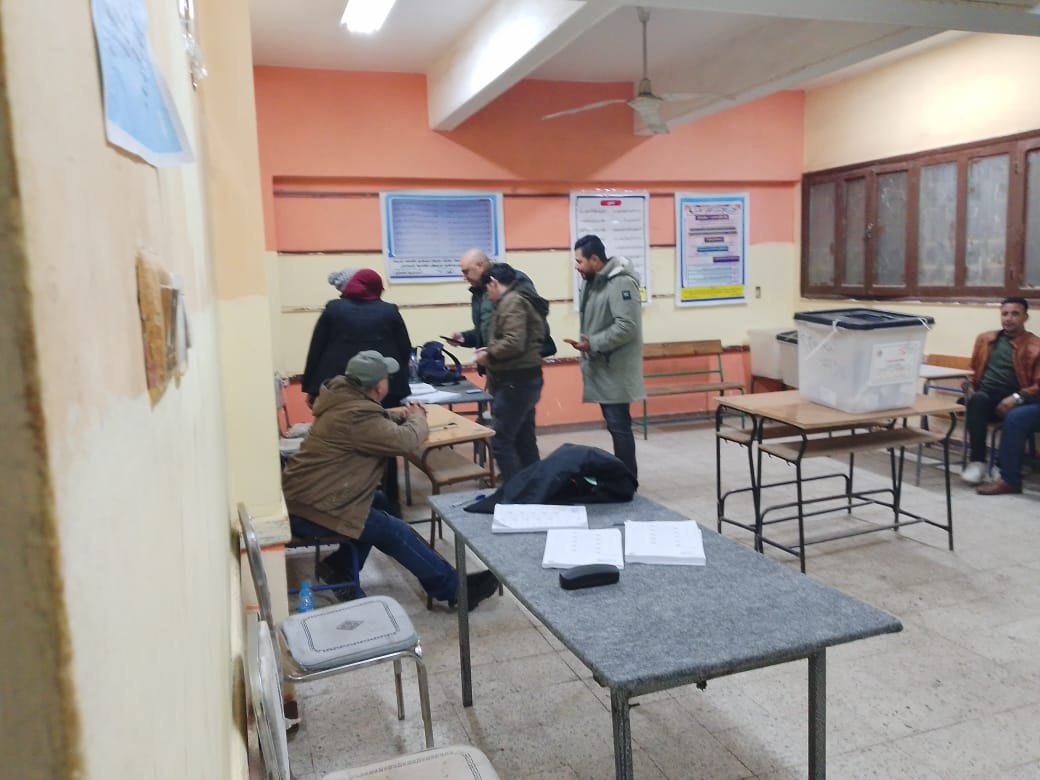 استمرار توافد الناخبين على صناديق الاقتراع في الوراق (2)