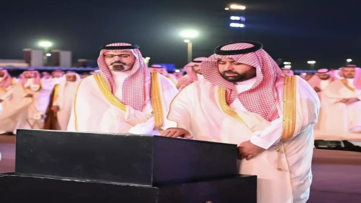 بالصور: أمير جازان يشارك في العرضة السعودية أمام 200 مؤدٍ… مهرجان جازان 2026 يحطم التوقعات!