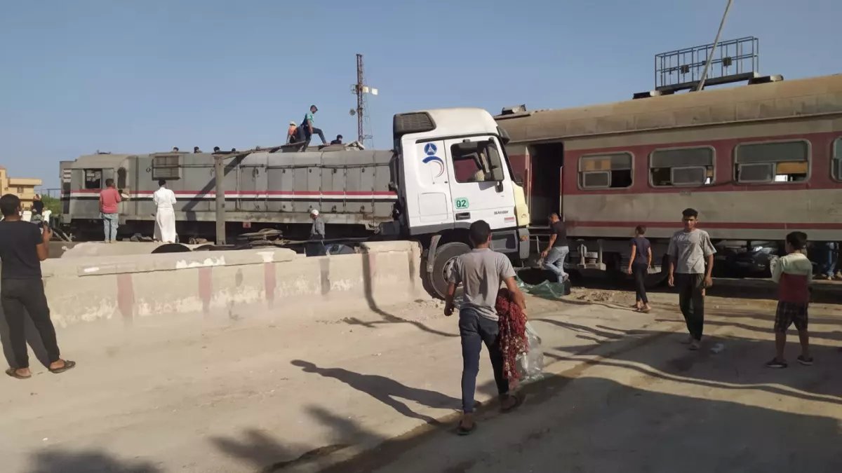 عاجل: "عندي 3 بنات تعبانين".. قائد القطار المفصول يكشف الحقيقة الصادمة خلف حادث الإسكندرية!