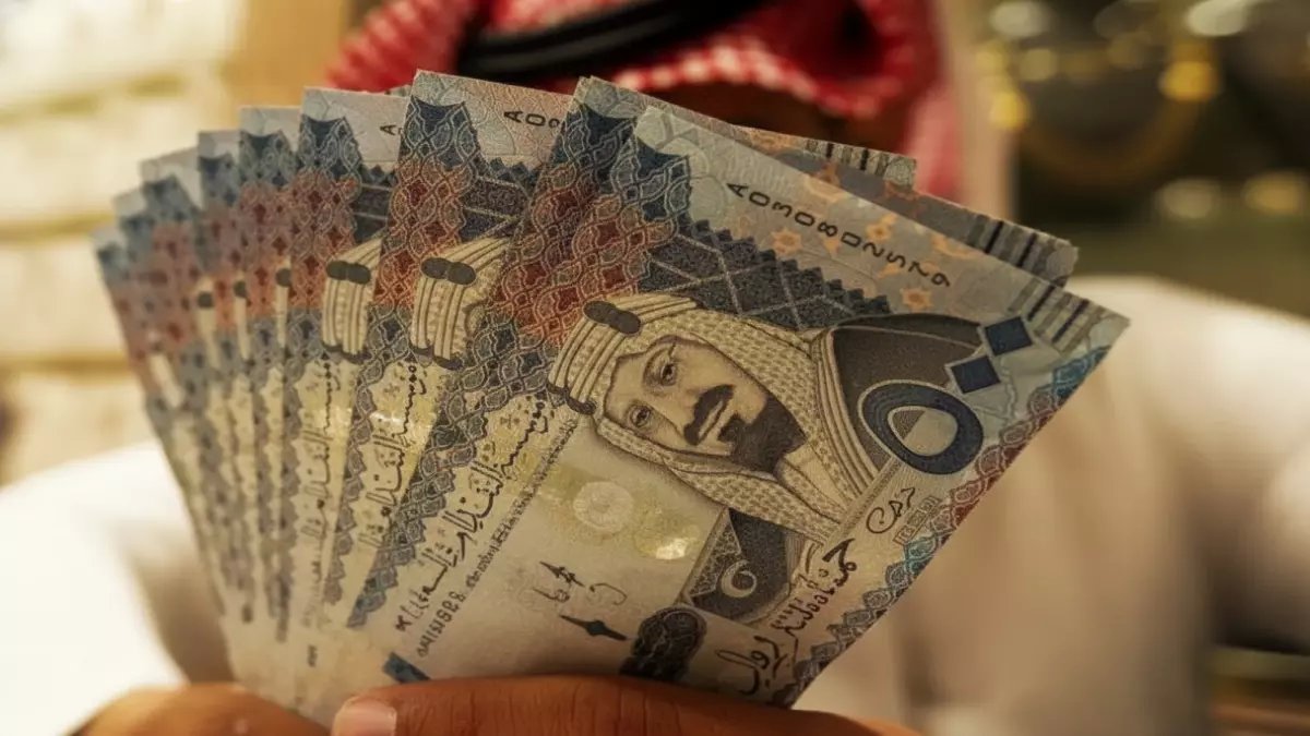 وزارة المالية تكشف خطة سرية.. الحد الأدنى للأجور قد يقفز إلى 5000 ريال في إطار رؤية 2030