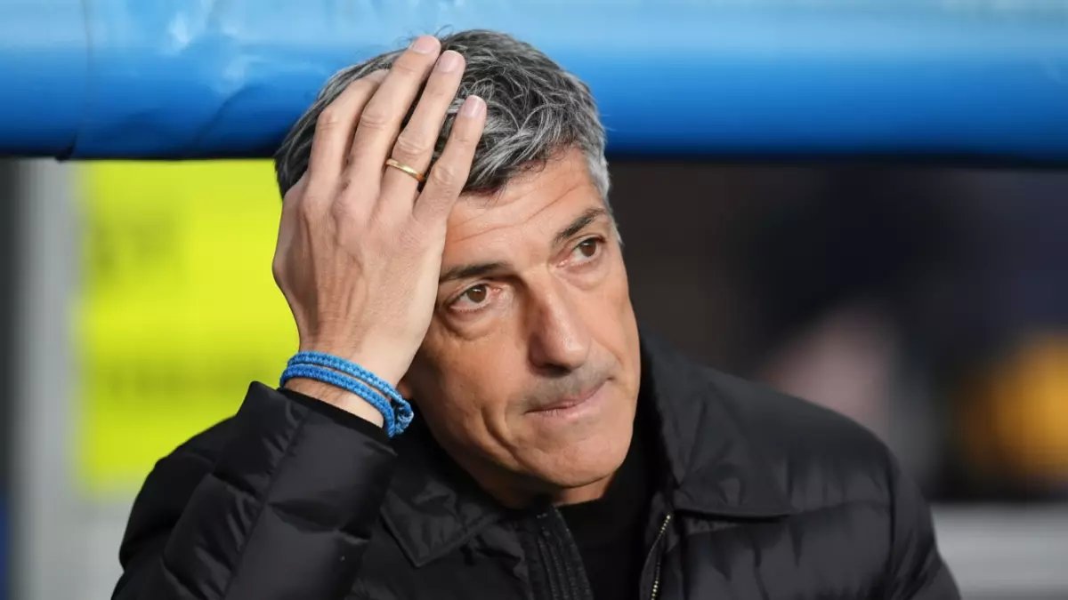 عاجل: جلسة طارئة لإنهاء كابوس ألجواسيل مع الشباب… وكيل المدرب في الرياض لحسم مصيره خلال ساعات!