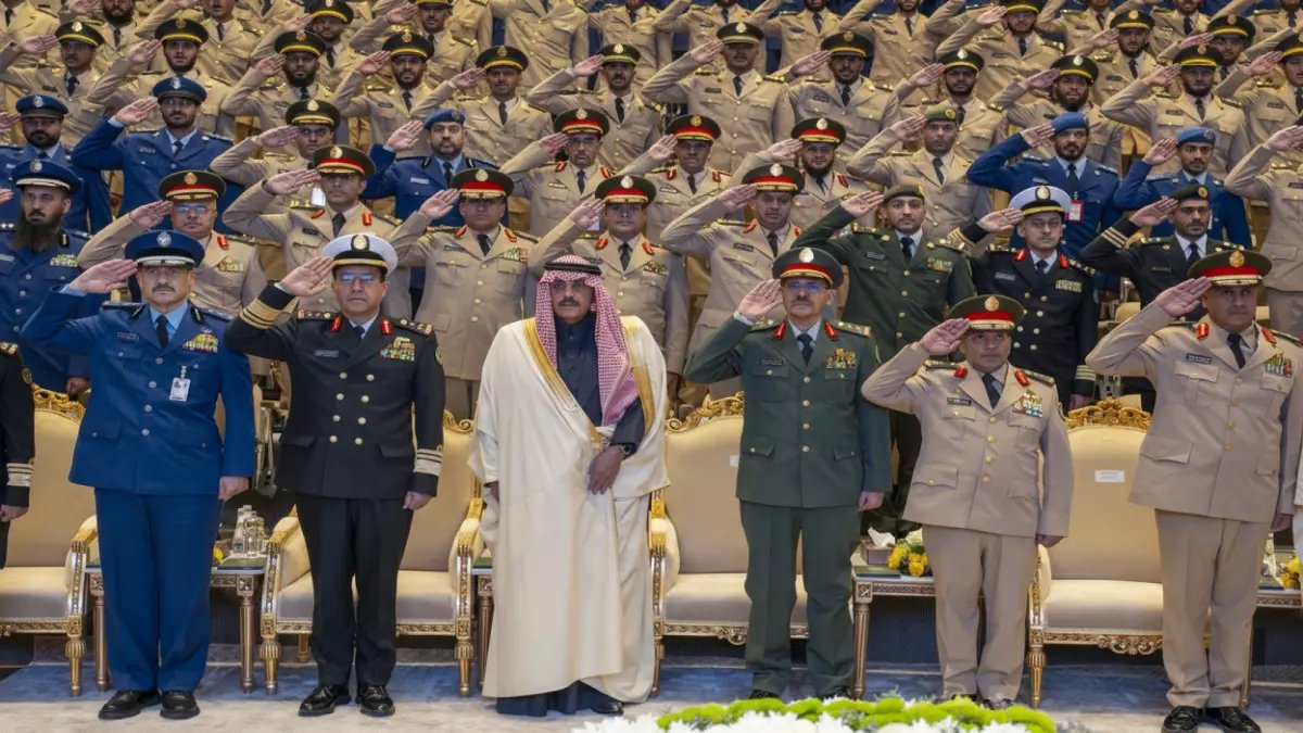 عاجل: نائب وزير الدفاع يكرم 500+ ضابط جديد في احتفال مهيب - القوات المسلحة تستقبل دفعة استثنائية!