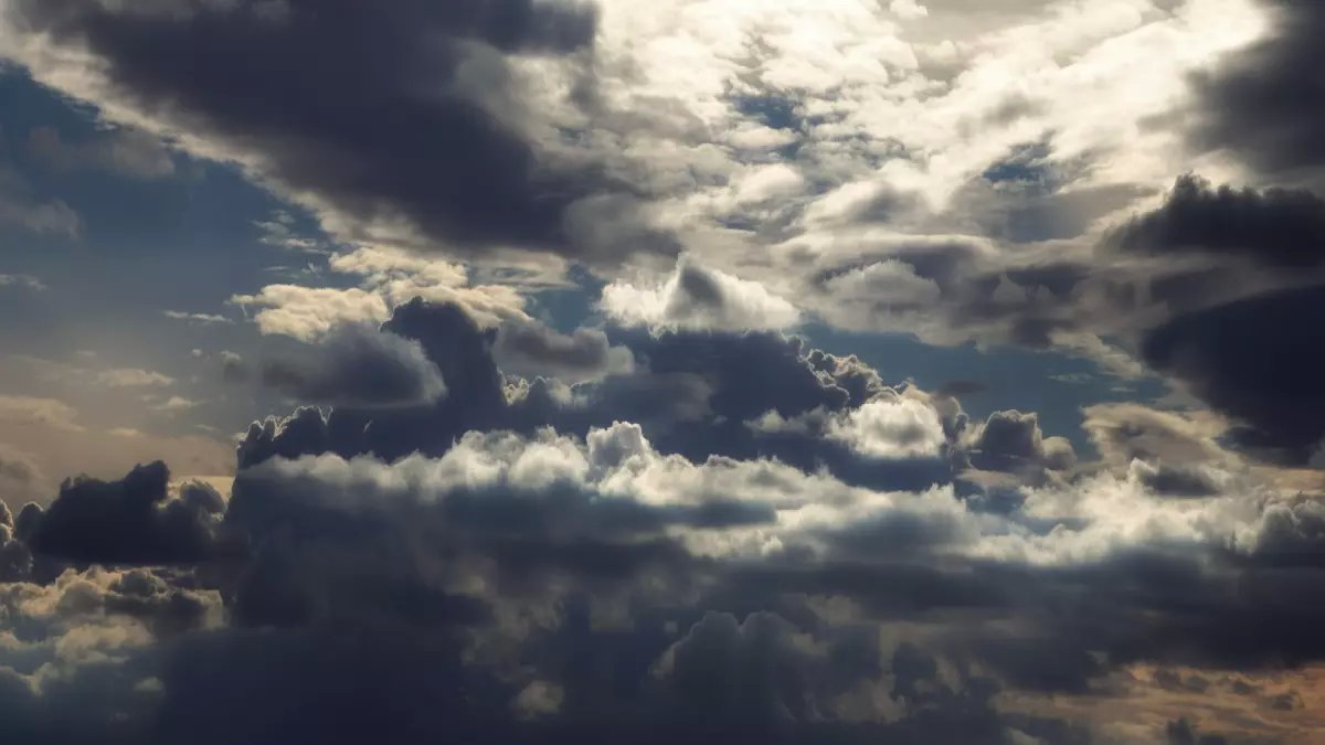 عاجل: عاصفة ترابية تضرب 12 منطقة بالمملكة اليوم… رياح مدمرة 60 كم/س وتحذيرات من انعدام الرؤية!