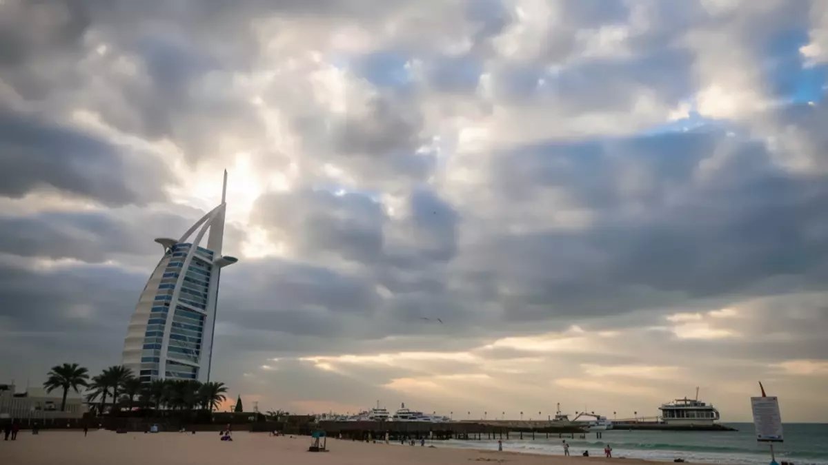 عاجل: انهيار مفاجئ في حرارة الإمارات إلى 12 درجة… وتحذير خطير للسائقين!