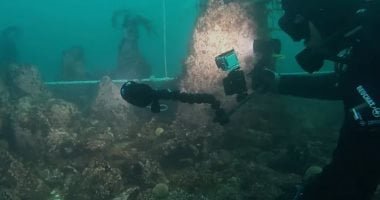 اكتشاف جدار حجري عمره 7 آلاف عام تحت البحر بسواحل فرنسا