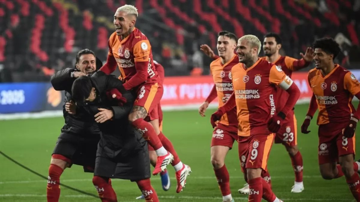 عاجل: غالاطة سراي يسحق طرابزون برباعية نارية ويقترب من لقب السوبر التركي!