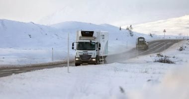 الثلوج تعطل الدراسة وحركة السفر فى أجزاء من بريطانيا وإيرلندا.. صور
