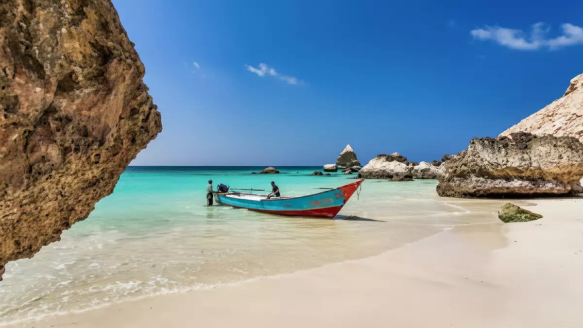 عاجل: 416 سائح محاصرون في جزيرة سقطرى… عملية إجلاء طارئة بـ700 دولار للشخص!