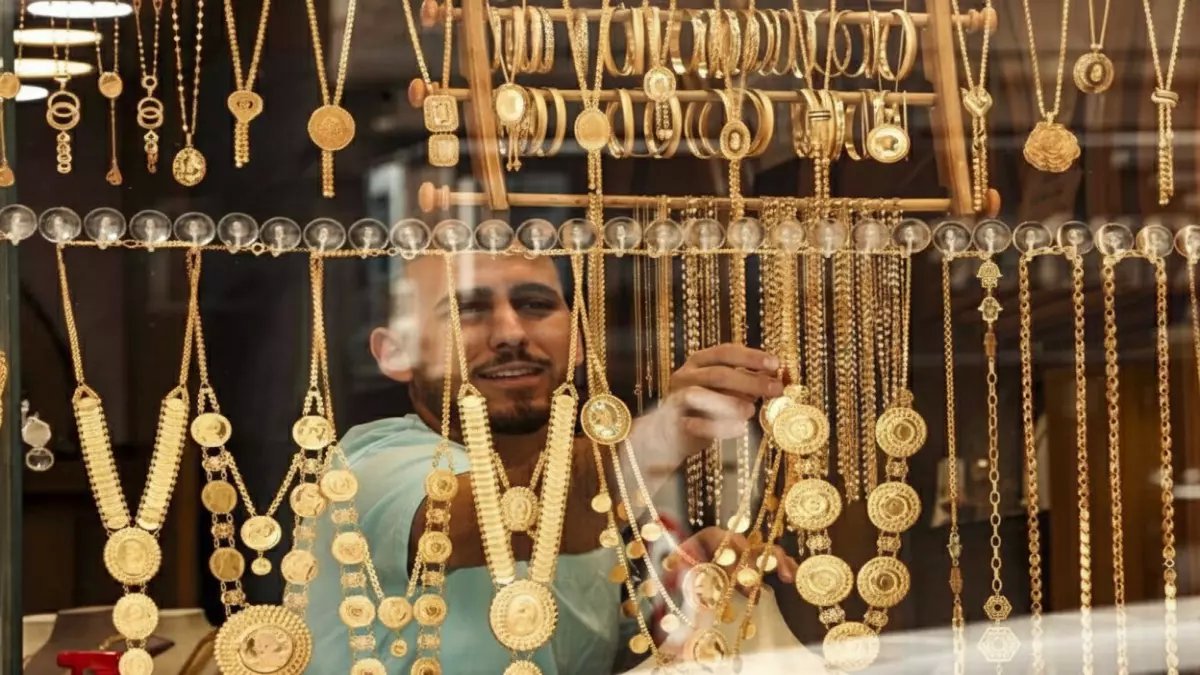 عاجل: انفجار أسعار الذهب بـ40 جنيه في يوم واحد - عيار 21 يقفز لـ5880 جنيه والمصنعية تصدم الجميع!
