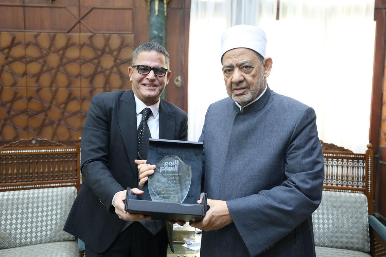 عبد الفتاح عبد المنعم يهدى الإمام الأكبر درع اليوم السابع عبد الفتاح عبد المنعم يهدى الإمام الأكبر درع اليوم السابع