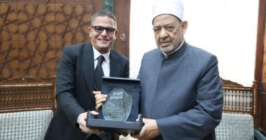 عبد الفتاح عبد المنعم يهدى شيخ الأزهر درع «اليوم السابع» ويهنئه بعيد ميلاده