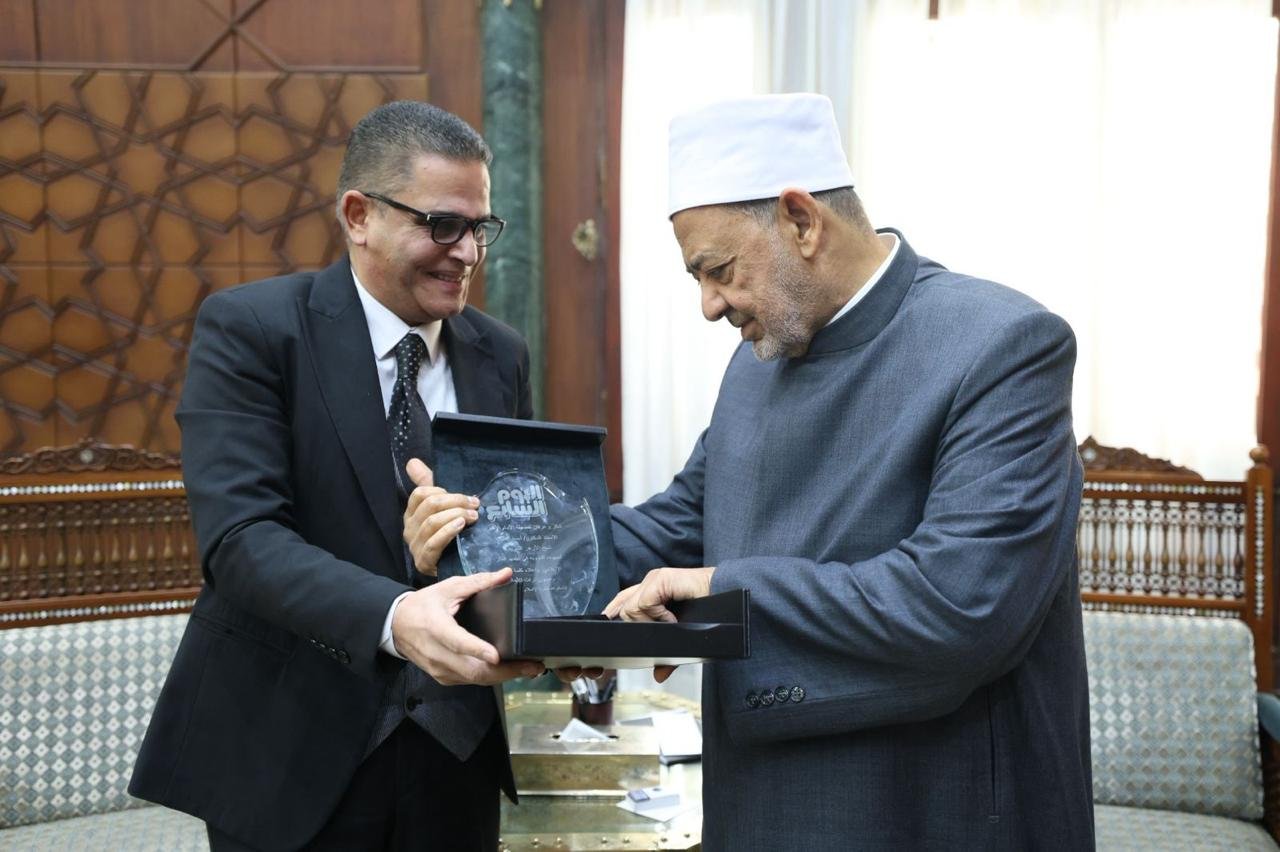 شبخ الأزهر يتسلم درع اليوم السابع شبخ الأزهر يتسلم درع اليوم السابع