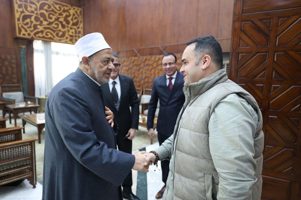 لؤى على يصافح فضيلة الإمام الأكبر لؤى على يصافح فضيلة الإمام الأكبر