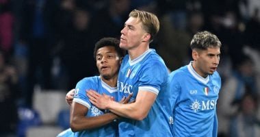 نابولي يستضيف فيرونا لمطاردة قطبي ميلان على صدارة الدوري الإيطالي