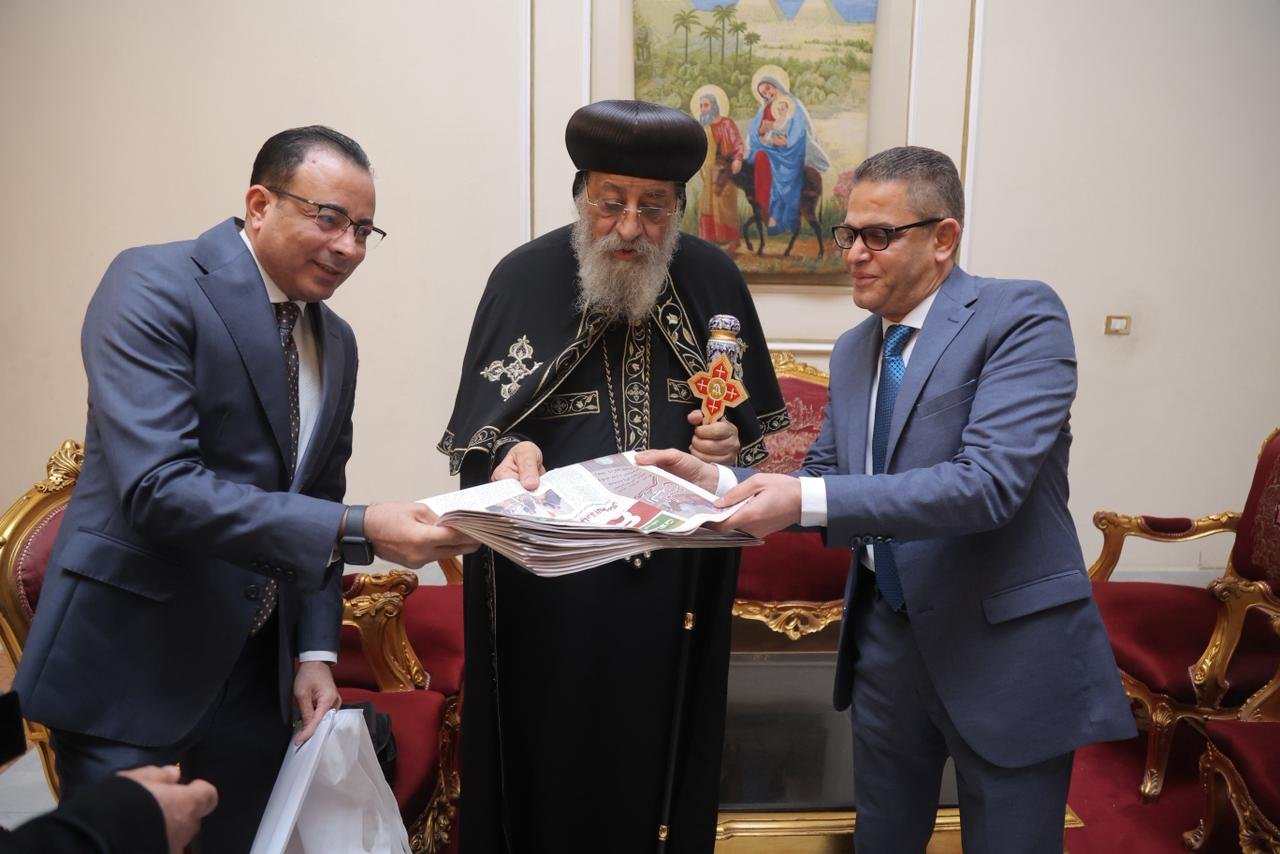 تقديم عدد اليوم السابع هدية تذكارية لقداسة البابا