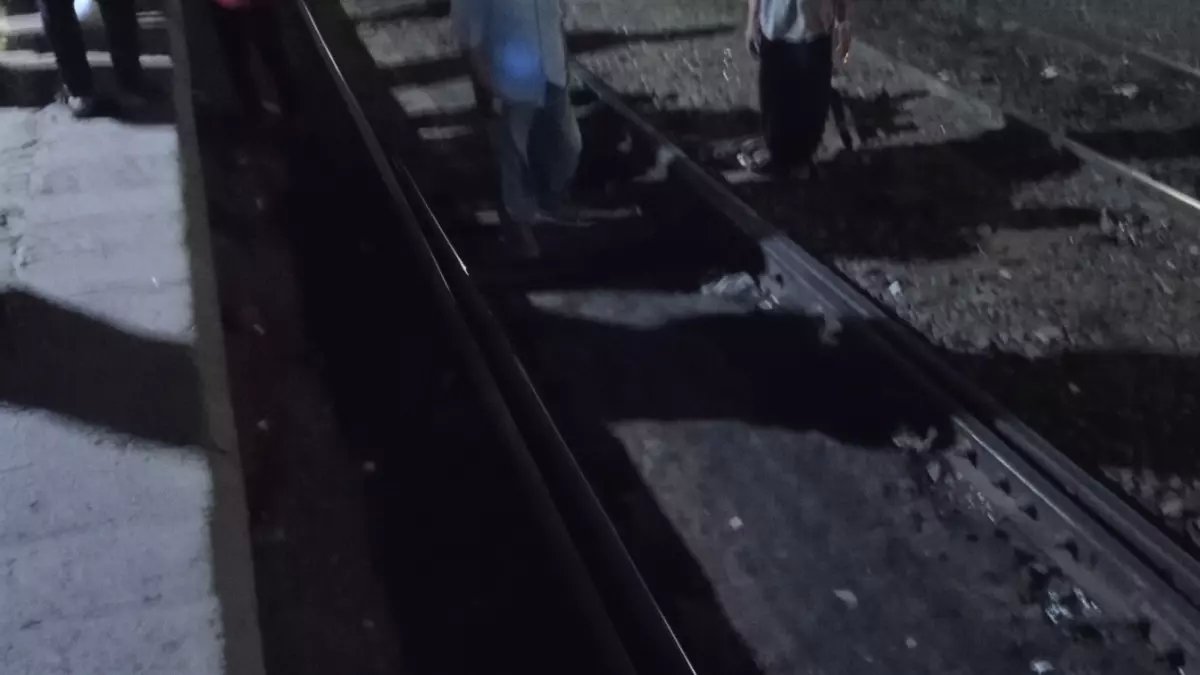 مأساة بالمنيا: مواطن يلقى مصرعه تحت عجلات القطار أثناء عبور المزلقان... والتحقيقات تكشف التفاصيل المؤلمة!