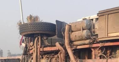 توقف حركة المرور بطريق القاهرة الإسكندرية الزراعى لانقلاب سيارة نقل بكوبرى قها