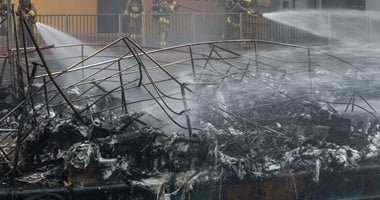 حريق بجزيرة سياحية في تايلاند يلتهم 22 قاربا ويتسبب في احتجاز آلاف السياح