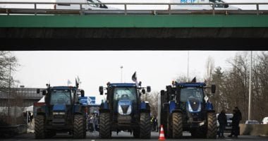 الجرارات أمام برج إيفل.. المزارعون يغلقون الطرق احتجاجا على ميركوسور.. فيديو