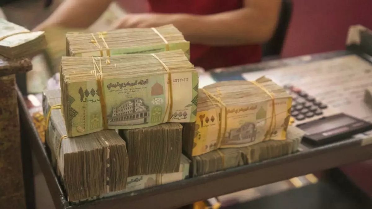 عاجل: انطلاق صرف المعاشات في تعز بنظام ثوري يصل للمنازل - المتقاعدون: "انتهت معاناة 10 سنوات!"