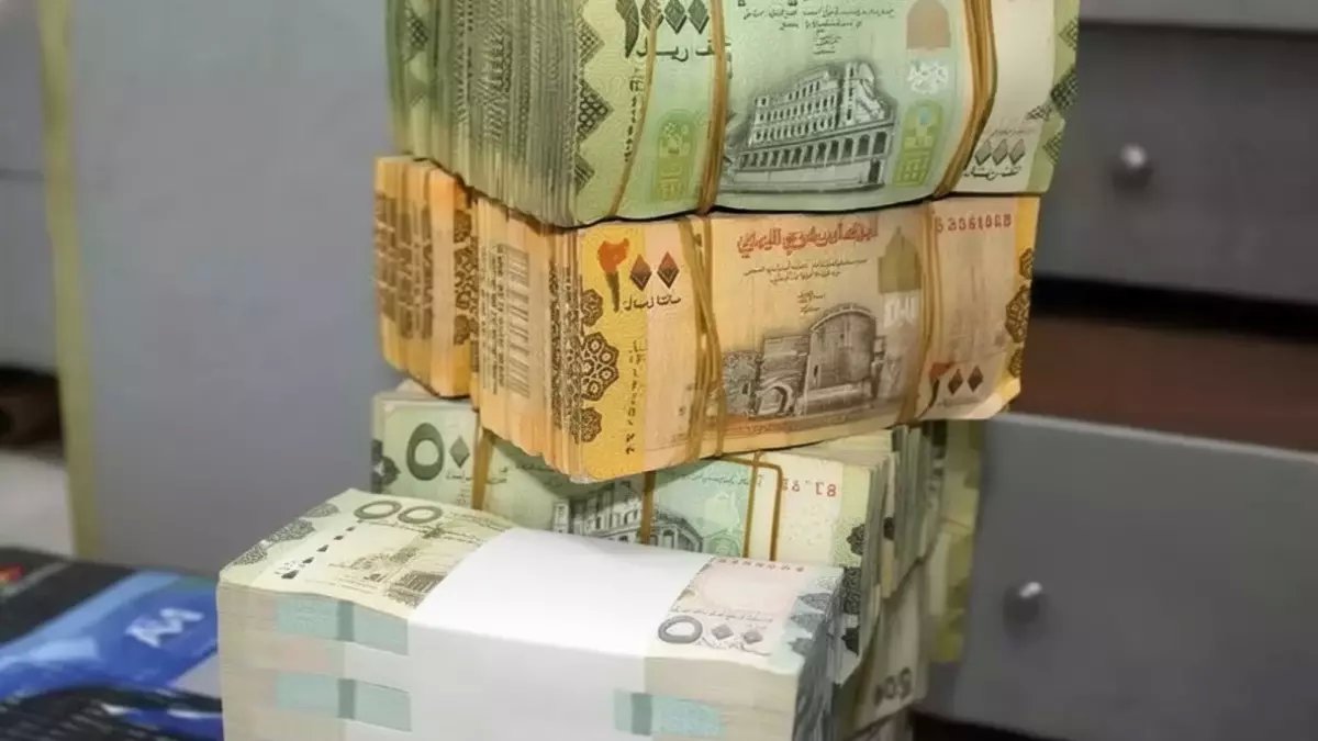 عاجل: معجزة مالية في عدن… بنك يصرف 3 رواتب دفعة واحدة لآلاف الموظفين المنتظرين!