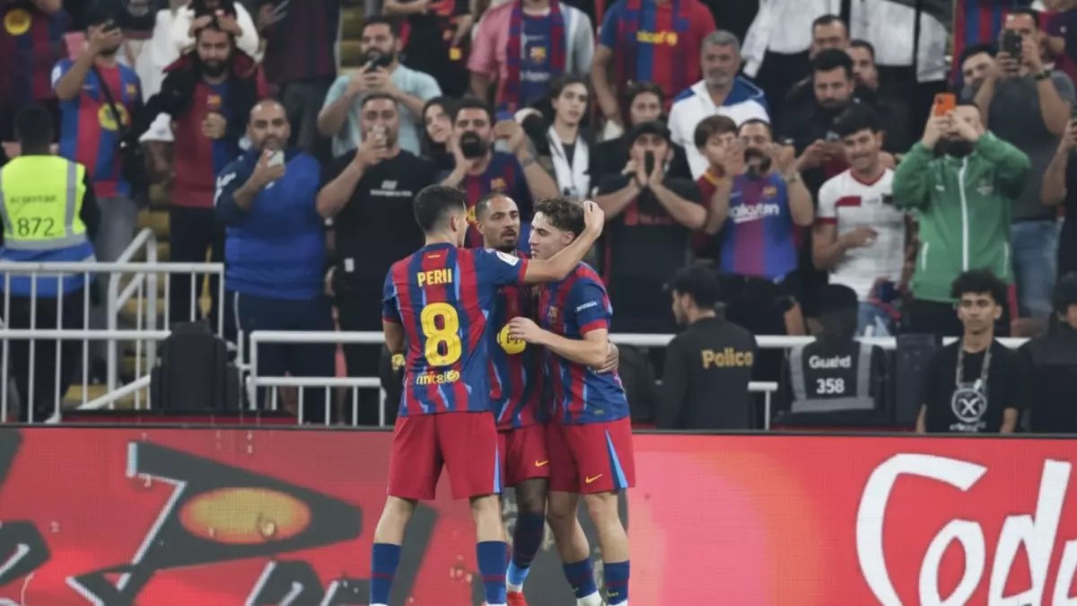 شاهد: لحظة إنسانية مؤثرة.. نجوم برشلونة يواسون حارس بلباو بعد هدمه بـ5 أهداف!